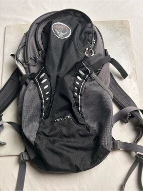 OSPREY Daylite Backpack in Black and Gray